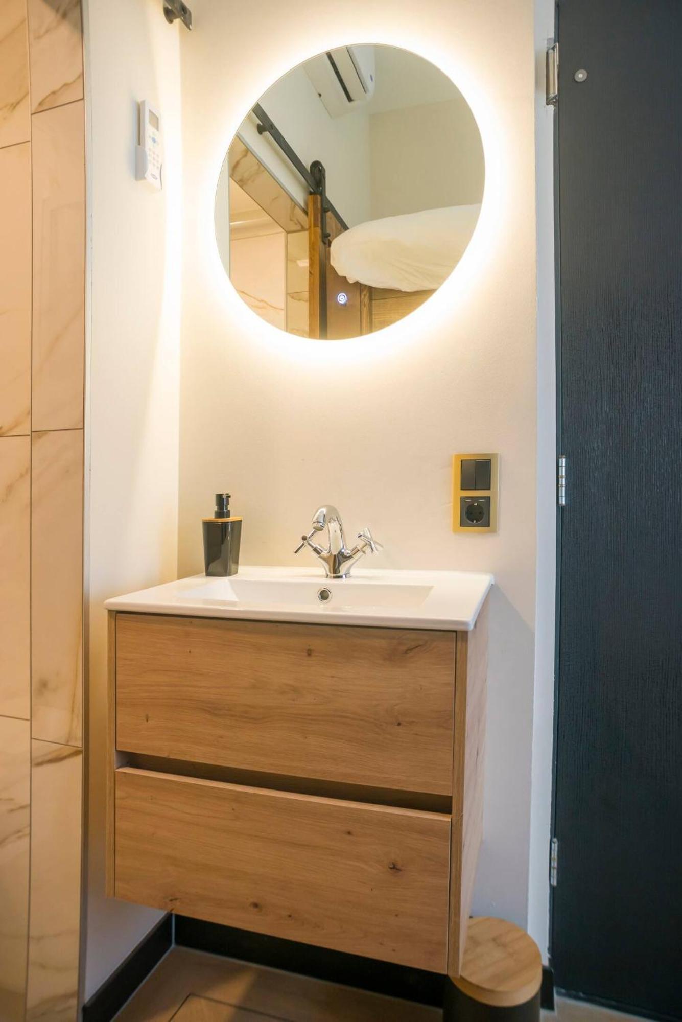 Petite Room With Wifi, Ac, And Shared Kitchen Tilburg Esterno foto